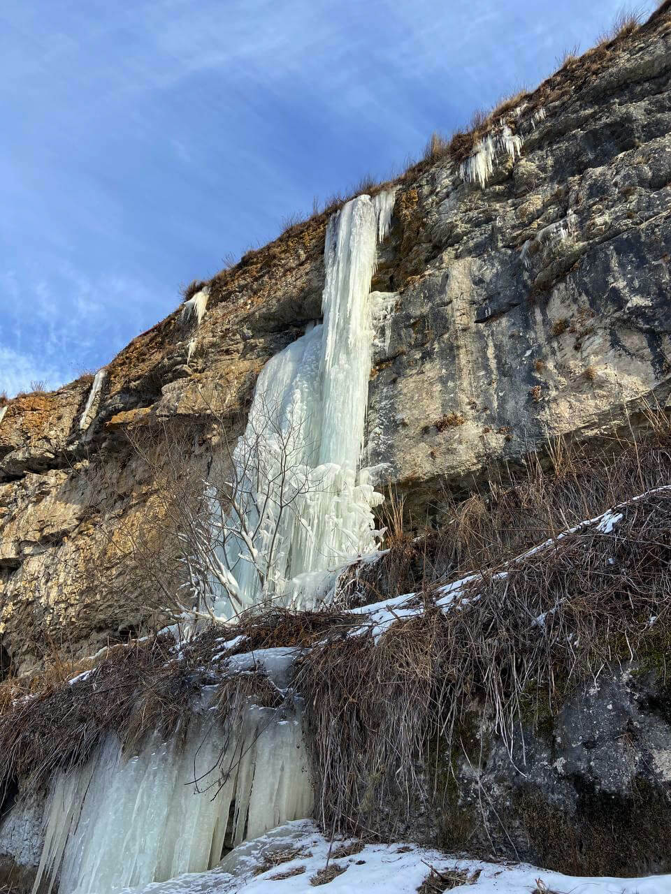 Замерзший водопад Тобот зимой