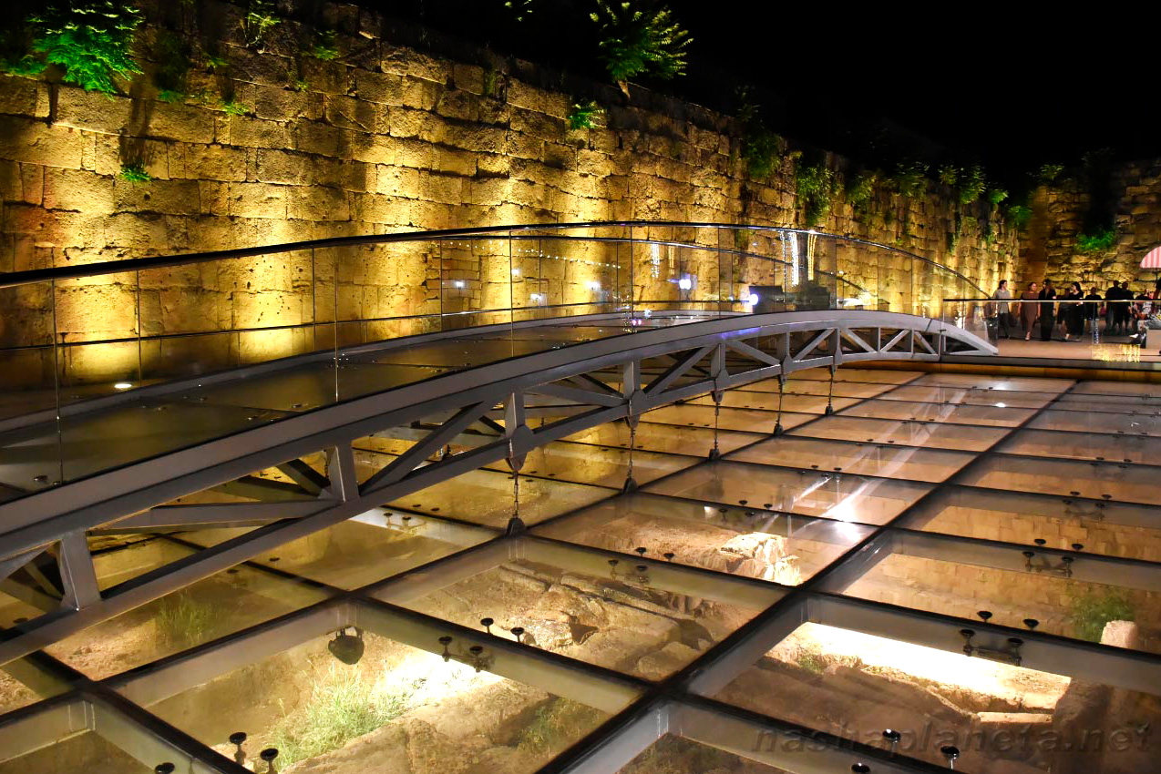 Хрустальный мост в Дербенте вечером